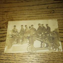 Carte postale de 9 poilus sur un canon ww1