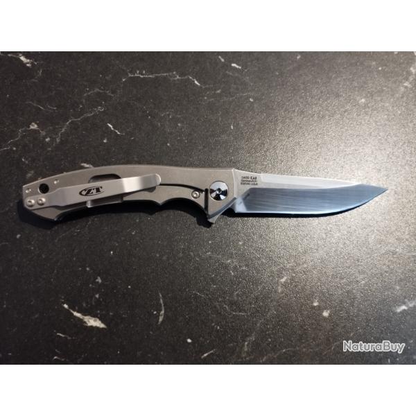 Couteau pliant zro tolrance ZT 0450( Micro rayures sur la lame, pas de bote )