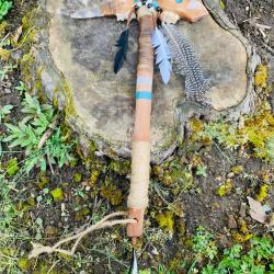 tomahawk amérindien d'artisan / mâchoire de cerf / pointe en silex