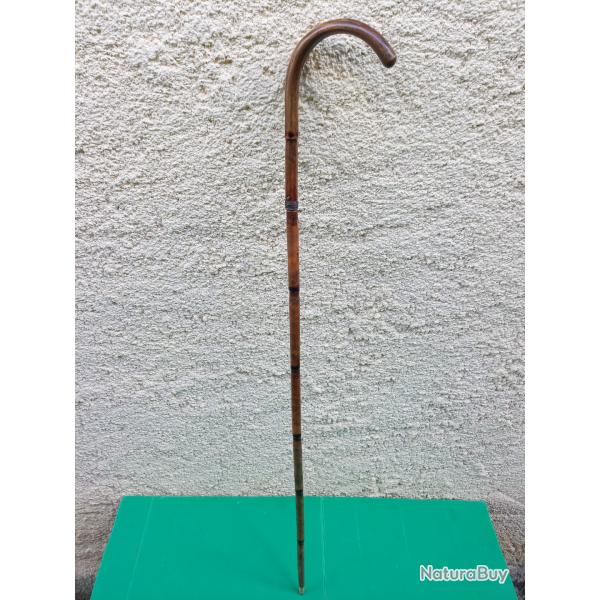ANCIENNE CANNE  EPEE  EN JONG  A  POIGNEE COURBE   .  BELLE  LAME   .   AUCUN JEU  .