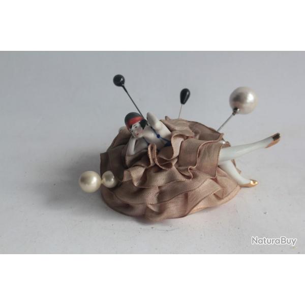 Pique aiguilles Demi figurine porcelaine Art Dco