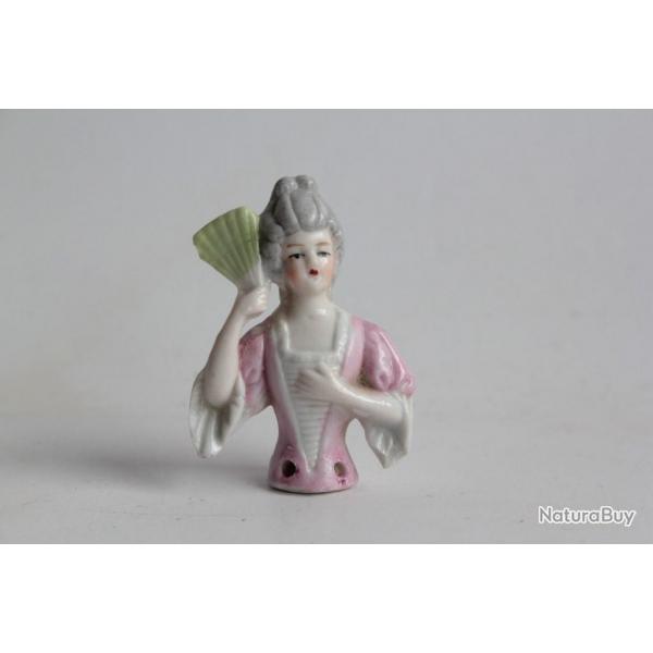 Demi figurine porcelaine Femme Marquise  l'ventail