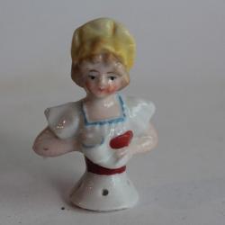 Demi figurine porcelaine Fillette tenant une tasse