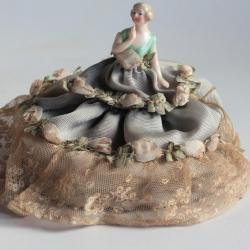 Demi figurine porcelaine Femme Pique aiguilles