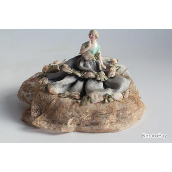 Demi figurine porcelaine Femme Pique aiguilles