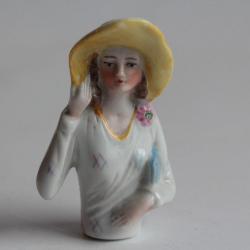 Demi figurine porcelaine Femme à la capeline