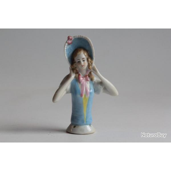 Demi figurine porcelaine Femme  la capeline