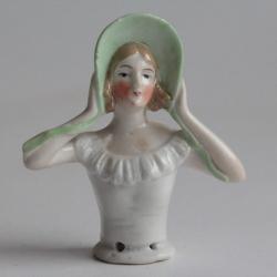 Demi figurine porcelaine Femme à la capeline