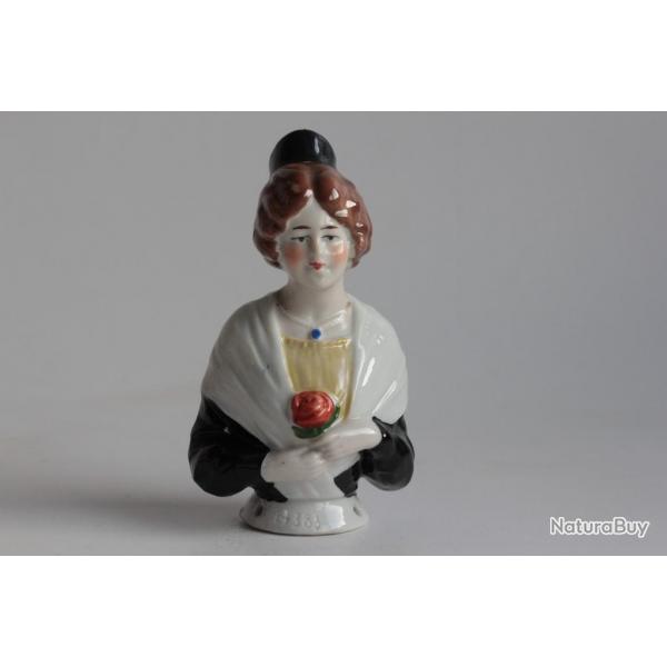 Demi figurine porcelaine Femme Arlsienne