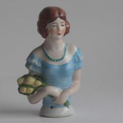 Demi figurine porcelaine Femme au bouquet de fleurs