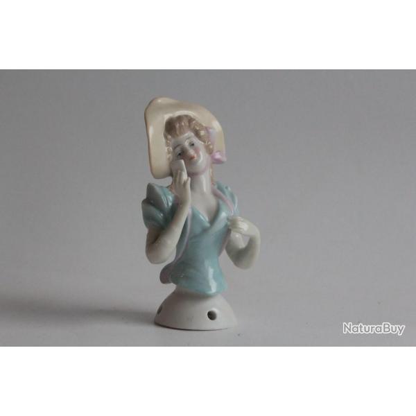 Demi figurine porcelaine Femme lisant une lettre