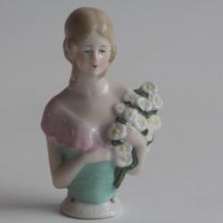 Demi figurine porcelaine Femme au bouquet de marguerites