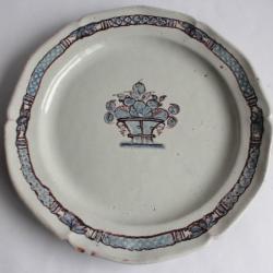 Plat cul noir faïence Rouen panier fleuri XIX siècle