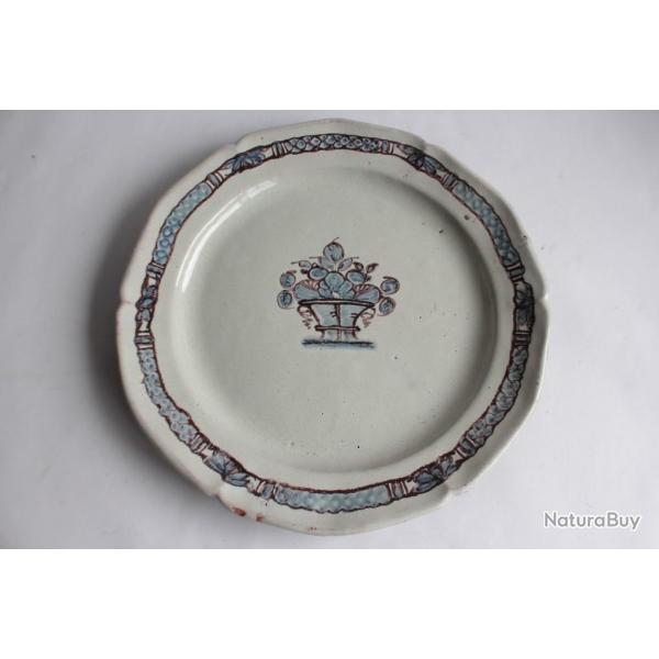 Plat cul noir faence Rouen panier fleuri XIX sicle