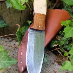 Skinner Couteau de Chasse Damas Lame 256 Couches Manche Os Fabrication Artisanale Etui Simili Cuir