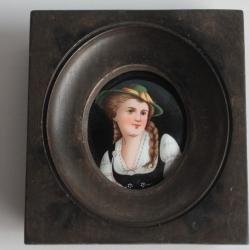 Peinture miniature sur porcelaine Paysanne Costume Suisse