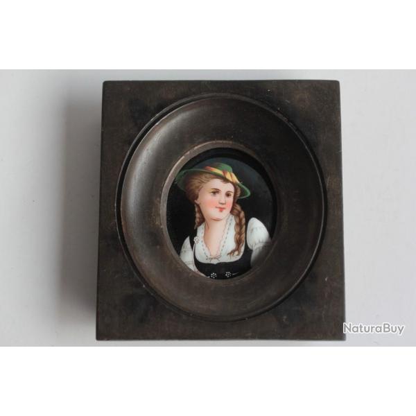Peinture miniature sur porcelaine Paysanne Costume Suisse