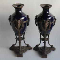 Paire vases porcelaine bleue Satyres bronze