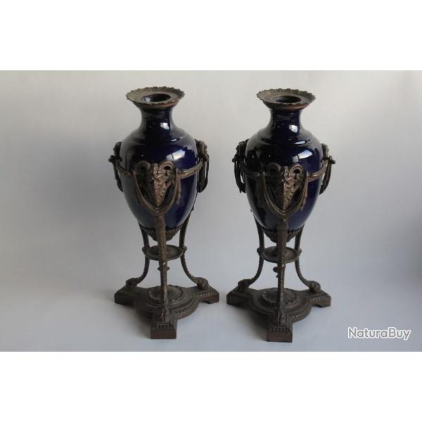 Paire vases porcelaine bleue Satyres bronze