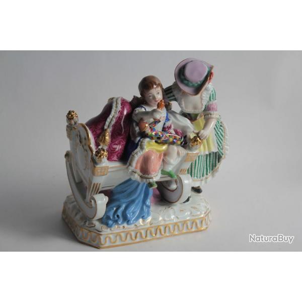 Enfant jouant dans son berceau porcelaine Royal Vienna Autriche
