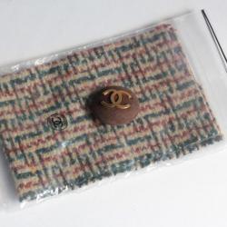CHANEL Bouton daim marron et métal doré vintage