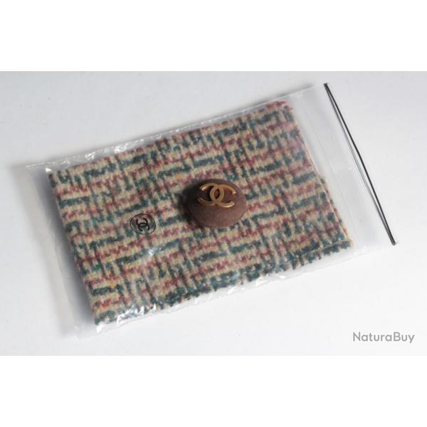 CHANEL Bouton daim marron et mtal dor vintage