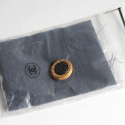 CHANEL Bouton métal doré et résine vintage