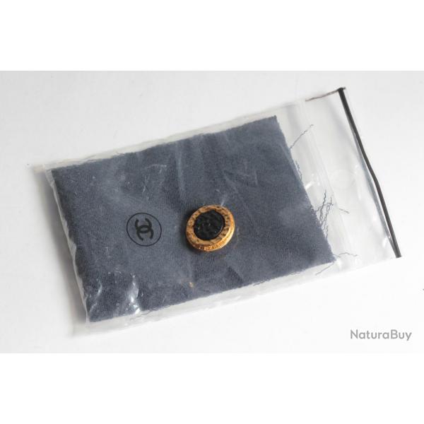 CHANEL Bouton mtal dor et rsine vintage