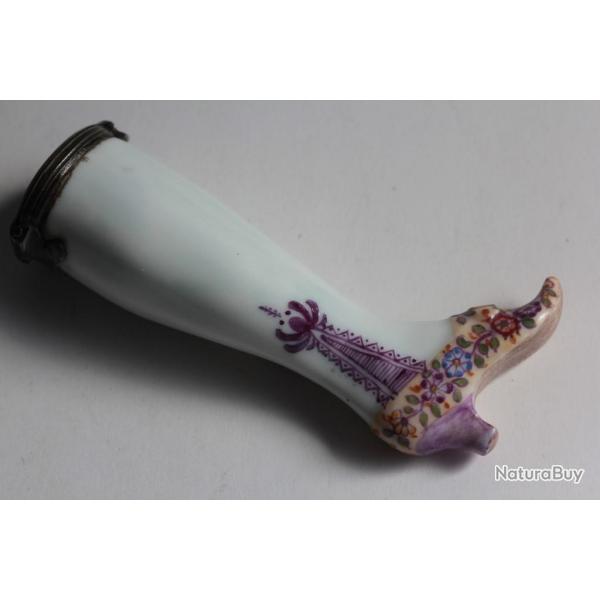 Boite tui  aiguilles porcelaine Jambe de femme XVIIIe sicle