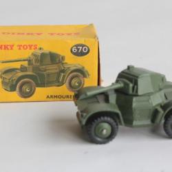 DINKY TOYS Véhicule militaire Daimler automitrailleuse Armoured Car 670