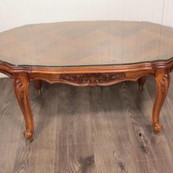 Table basse ovale style Louis XV avec plateau en verre
