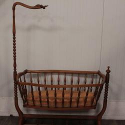 Lit Berceau Col de cygne noyer XXème siècle