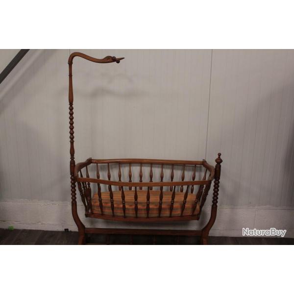 Lit Berceau Col de cygne noyer XXme sicle