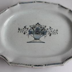 Grand plat cul noir faïence Rouen panier fleuri XVIIIe siècle