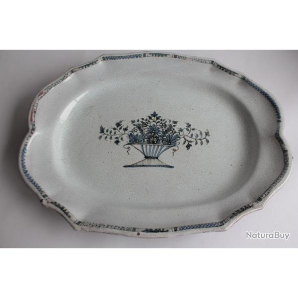 Grand plat cul noir faence Rouen panier fleuri XVIIIe sicle