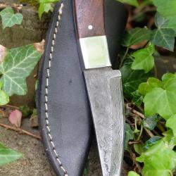 Couteau de Chasse Damas Lame Trailing Point 256 Couches Manche Bois Fabr Artisanale Etui Simili Cuir