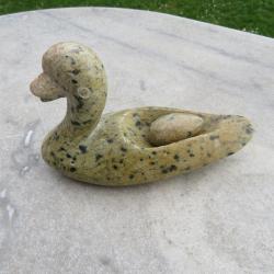 Ancienne grande sculpture de canard stylisé entièrement en pierre dure naturelle (Vers 1950-60)