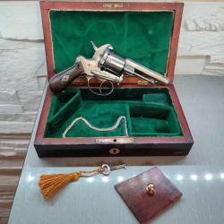 Magnifique révolver type Gasser 7mm à broche dans un coffret en bois et velour sur mesure