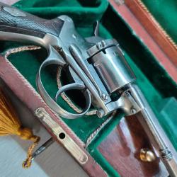 Magnifique et rare révolver triple action type Gasser 7mm à broche dans un coffret en bois et velour