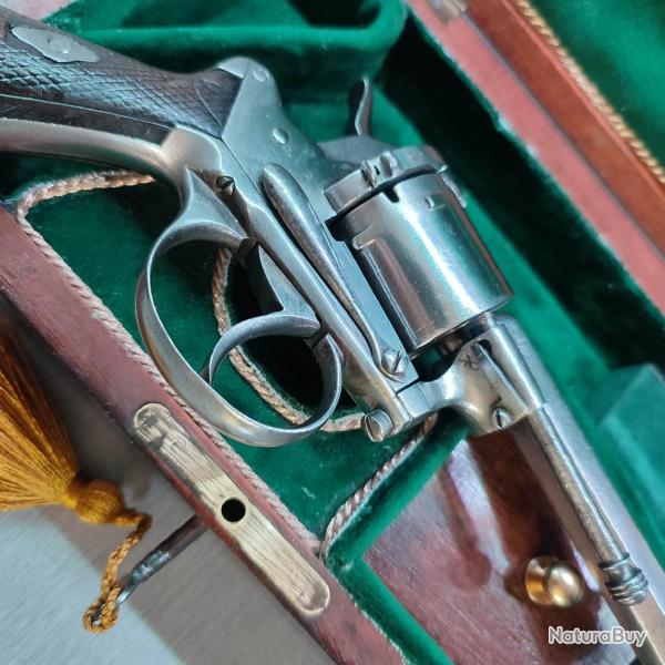 Magnifique et rare rvolver triple action type Gasser 7mm  broche dans un coffret en bois et velour