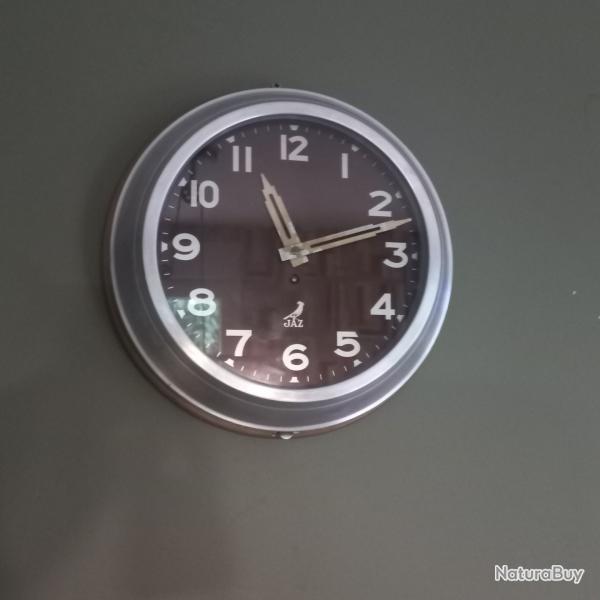 horloge murale JAZ  modle " VISIC " fond marron ( procd PHOTAL DAMIEN , trs peu courant ! )