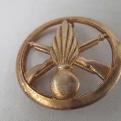 un insigne de berret militaire infanterie