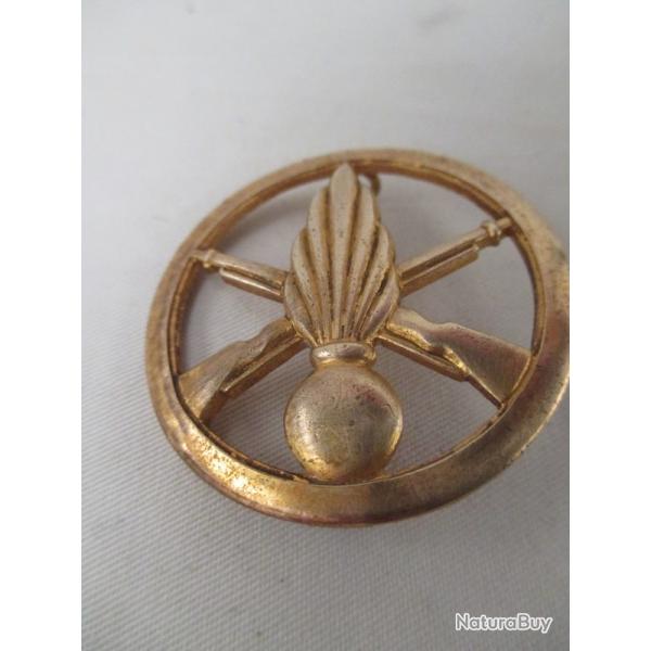 un insigne de berret militaire infanterie