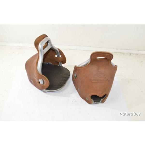 Paire d'trier de cavalerie style USA GASTON MERCIER triers ferms  coques. Aluminium / cuir