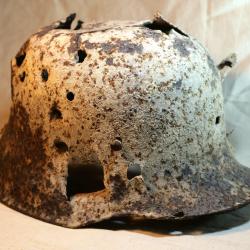 Exceptionnel casque allemand à boulon très impacté par des shrapnells WWI - ref LIS25CSQ001