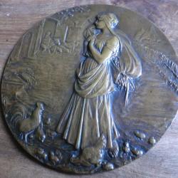plaque bronze haut relief paysanne a la ferme  signée roty