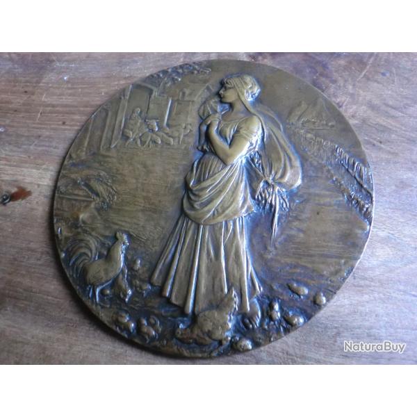 plaque bronze haut relief paysanne a la ferme  signe roty
