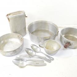 Lot accessoires de cuisine, gamelles quart plats aluminium. Années 1930 1950 Camping reconstitution