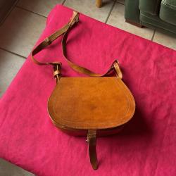 Sacoche en cuir avec multiples poches pour cartouches ou autres, pas de prix de réserve.