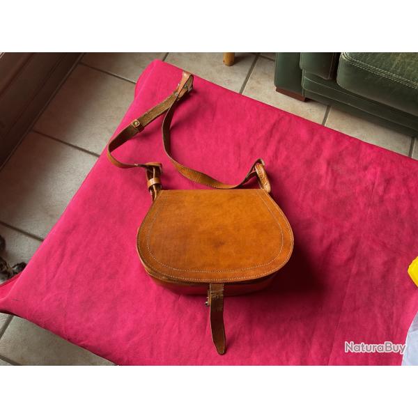 Sacoche en cuir avec multiples poches pour cartouches ou autres, pas de prix de rserve.